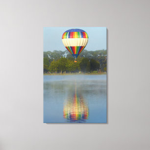 Heißluftballon über dem Fluss Leinwanddruck