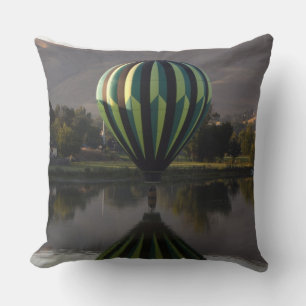 Heißluftballon über dem Yakima-Fluss Kissen