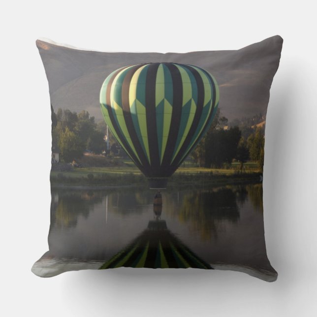 Heißluftballon über dem Yakima-Fluss Kissen (Vorderseite)