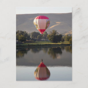 Heißluftballon über dem Yakima River Postkarte