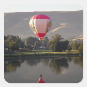Heißluftballon über dem Yakima River Quadratischer Aufkleber