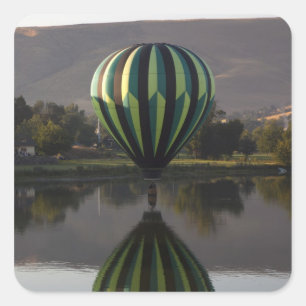 Heißluftballon über dem Yakima River Quadratischer Aufkleber