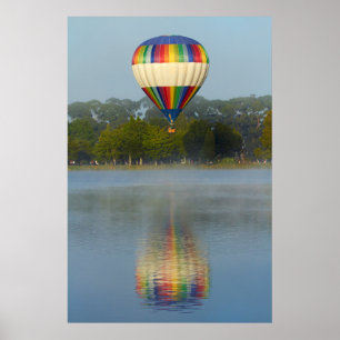 Heißluftballon über Fluss Poster
