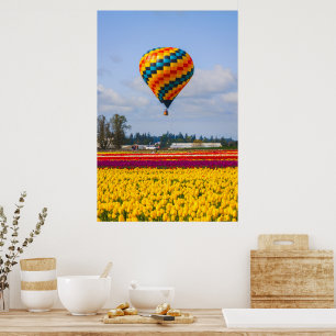 Heißluftballon über Tulpenfeld in Portland Poster