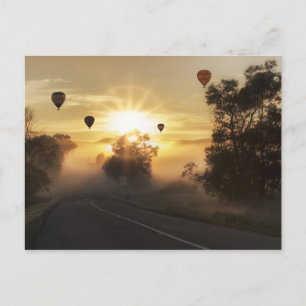 Heißluftballon über unangenehme Landschaft Postkarte