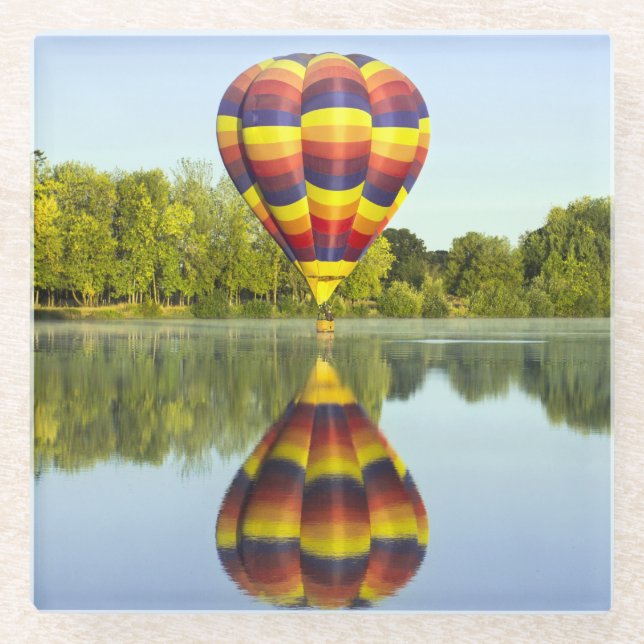 Heißluftballon über Wasser mit Reflektion Glasuntersetzer (Vorderseite)