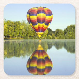 Heißluftballon über Wasser mit Reflektion Rechteckiger Pappuntersetzer