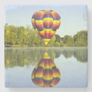 Heißluftballon über Wasser mit Reflektion Steinuntersetzer