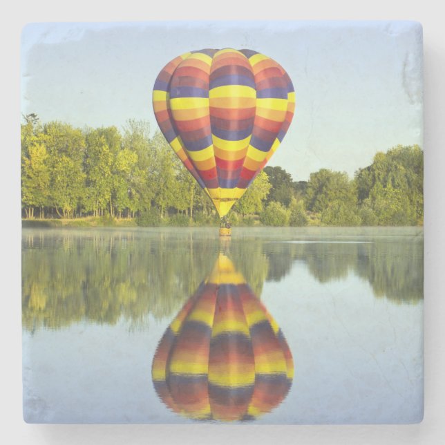 Heißluftballon über Wasser mit Reflektion Steinuntersetzer (Vorderseite)