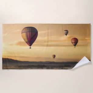 Heißluftballons im goldenen Himmel Strandtuch