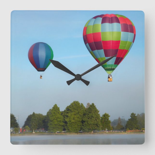 Heißluftballons über einem See, NZ Quadratische Wanduhr (Vorderseite)
