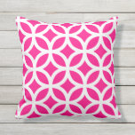 Heißrosa geometrisches Muster Außenpolster Kissen<br><div class="desc">Heißrosa Interlocking umkreist geometrisches Muster Außenkissen. Made in the USA. UV- und mildbeständige Gartenkissen oder Sitzkissen mit modernen Designs in hellen Sommerfarben. Erhältlich in 16 oder 20 Zoll Quadrat und 13 mal 21 rechteckige Größen. Einschließlich einfügen. (Auch als Innencouch oder Sofa-Kopfkissen erhältlich, wählen Sie einfach Baumwolle oder Polyester aus der...</div>