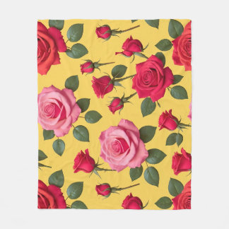 Heitere rosa und rote Rosen auf einem sonnigen Gel Fleecedecke