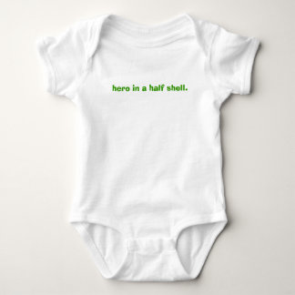 Held in einem halben Oberteil Baby Strampler