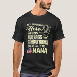 Held trägt Hundemarken Kampfstiefel Stolz Militär  T-Shirt