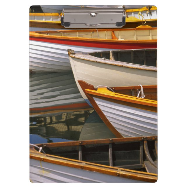 Hell gefärbte Boote im Zentrum für Holzboote Klemmbrett (Vorderseite)