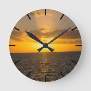 Hell untergehende Sonne über dem Ozean Runde Wanduhr