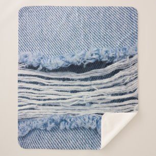 Hellblaue abgerissene Jeans-Textur. Sherpadecke
