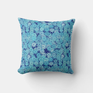 Hellblaue Blumen, marineblaue Hintergrund Kissen