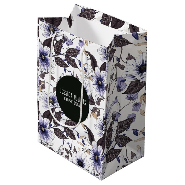 Hellblaue Blumen mit grünen Blätter nahtlos Mittlere Geschenktüte (Vorderseite Schrägansicht)