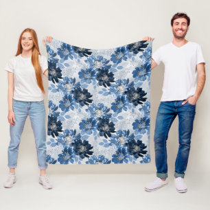 Hellblaue, dunkelblaue Blume auf hellgrau Fleecedecke