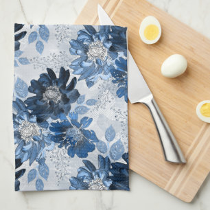 Hellblaue, dunkelblaue Blume auf hellgrau Geschirrtuch