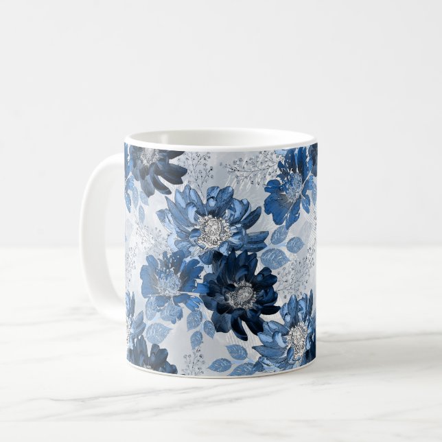 Hellblaue, dunkelblaue Blume auf hellgrau Kaffeetasse (Vorderseite Links)