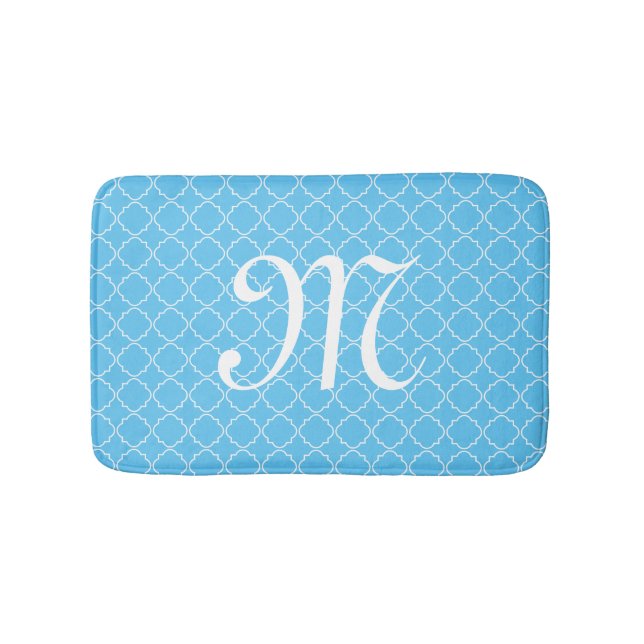 Hellblaue Monogramm Quatrefolienmuster Badematte (Vorderseite)