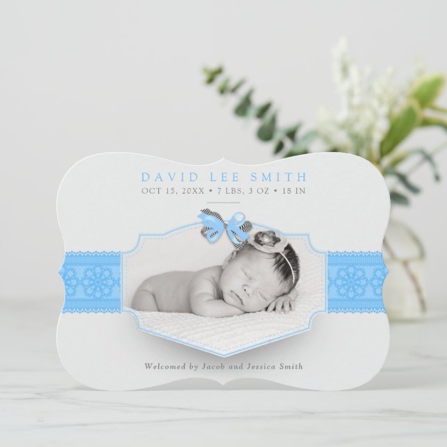 Hellblaue romantische Spitze Geburtserklärung Ankündigung (Stehend Vorderseite)
