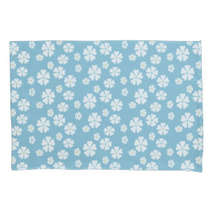 Hellblaue Steppdecke mit weißen Blume Kissenbezug