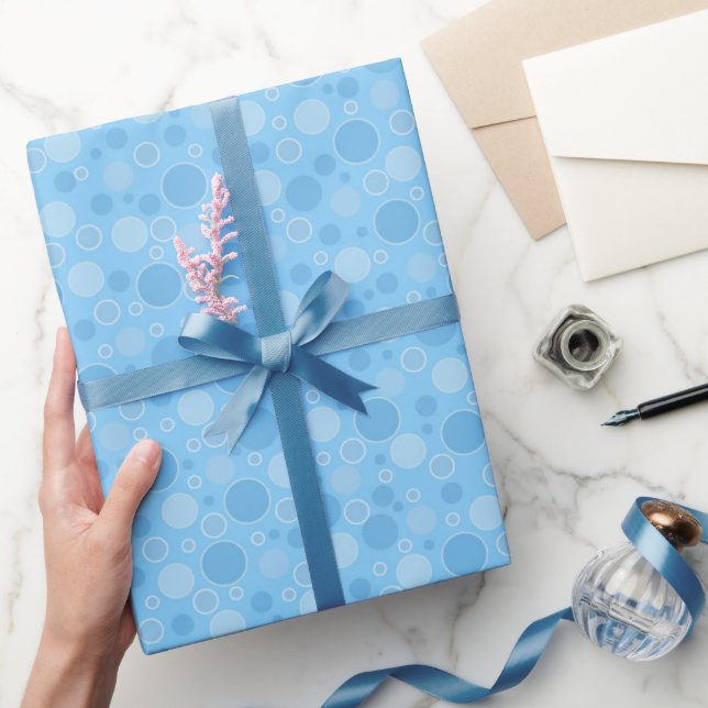 hellblaue Töne mit Polka-Punkten im Retro-Stil der Geschenkpapier (Schenken)