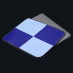 Hellblaue und dunkelblaue Rechtecke Laptopschutzhülle<br><div class="desc">Zwei hellblaue Rechtecke und zwei dunkelblaue Rechtecke bilden ein mutiges kariertes Muster in diesem sauberen digitalen Entwurf. Er erinnert mich an coole Flaggen,  Wappenkunde und Liebe der Farbe I. 

 

 Digital geschaffenes Bild. 
 Copyright © Claire 2011 E. Skinner. Alle Rechte vorbehalten.</div>