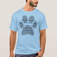 Hellblaue und graue T - Shirt-Hunde verlassen