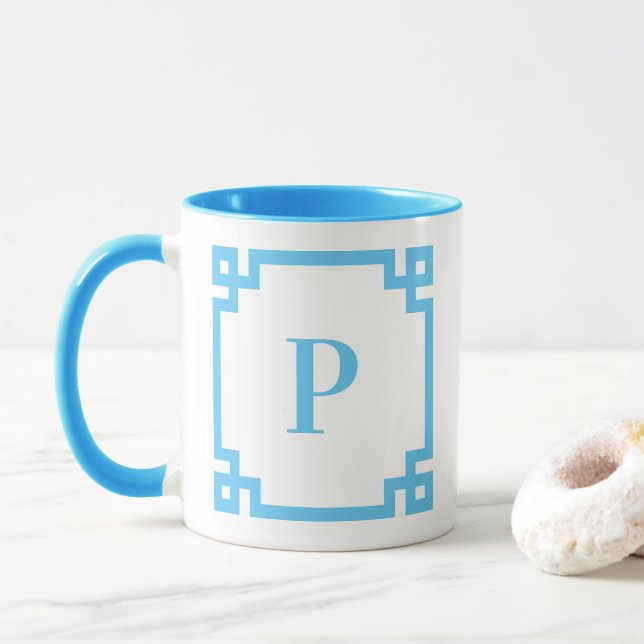 Hellblauer griechischer Schlüsselrand Monogramm Tasse (Mit Donut)