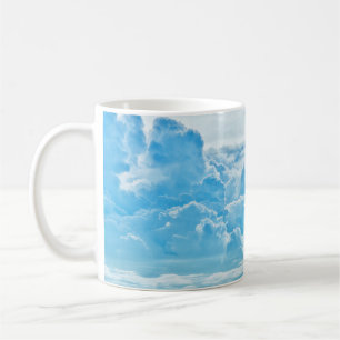 Hellblauer Himmel, weiße Wolken Panorama. Kaffeetasse