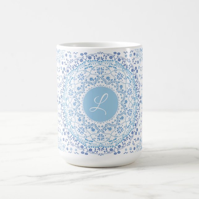 Hellblauer Mandala-Monogramm-Becher Kaffeetasse (Mittel)