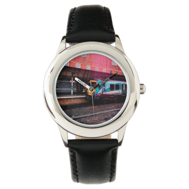 Hellblauer Zug unter Brücke Armbanduhr (Vorderseite)