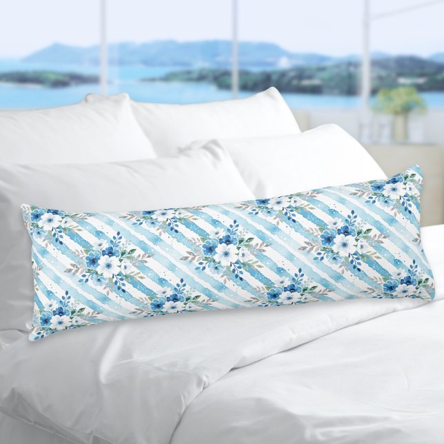 Hellblaues Blumenmuster Küstenminimalismus Seitenschläferkissen (An elegant blue and white striped body pillow with floral bouquet and leaves repeating pattern)