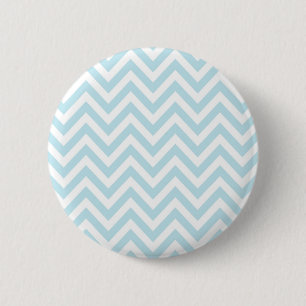 Hellblaues und weißes Zickzack Streifen-Muster Button