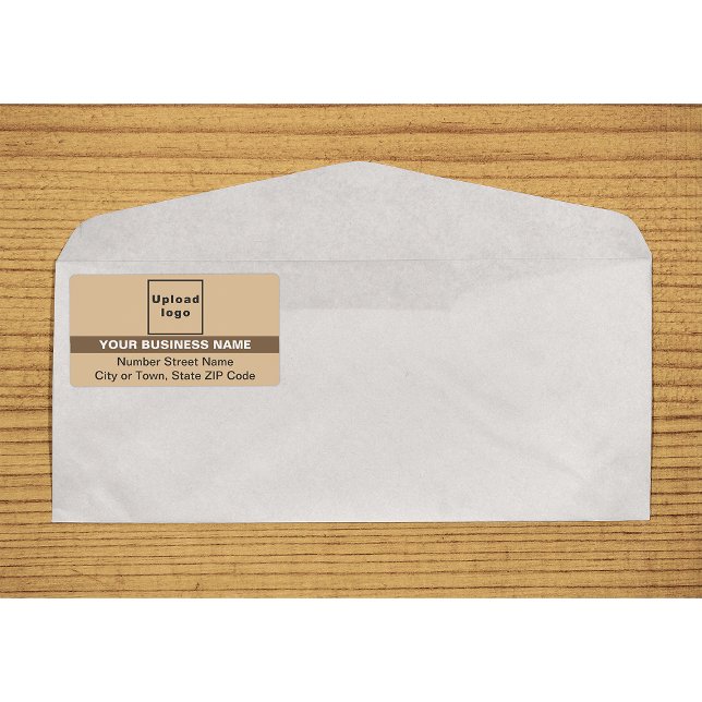 Hellbraun mit markierter Markenbezeichnung Versand (Light brown with highlighted brand name shipping label on envelope)
