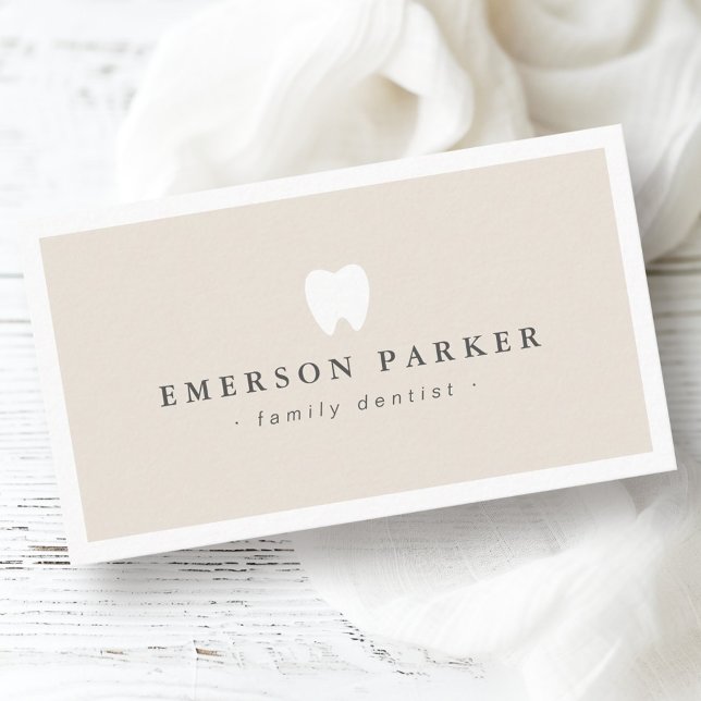 Hellbraunes Zahnarztlogo Visitenkarte (Light tan brown dentist tooth logo modern business card)