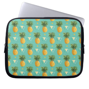 Helle Ananas auf geometrischem Muster Laptopschutzhülle