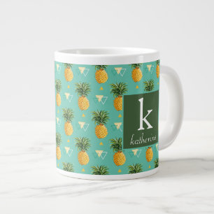 Helle Ananas auf geometrischem Muster Monogramm Jumbo-Tasse
