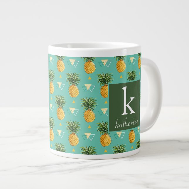 Helle Ananas auf geometrischem Muster| Monogramm Jumbo-Tasse (Vorderseite Rechts)