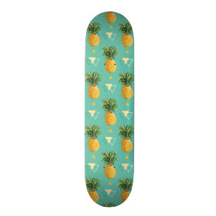 Helle Ananas auf geometrischem Muster Skateboard