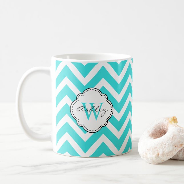 Helle Aquamarine Zickzack Streifen mit Monogramm Kaffeetasse (Mit Donut)
