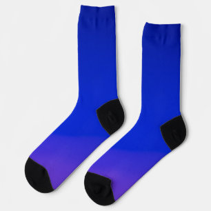 Helle blaue Socken mit einem Farbverlauf zu Lila i