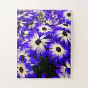 Helle blaue und weiße digitale Blume