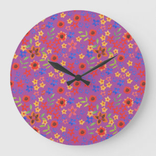 Helle Blumendrucke auf der Magenta-Rundwand Große Wanduhr