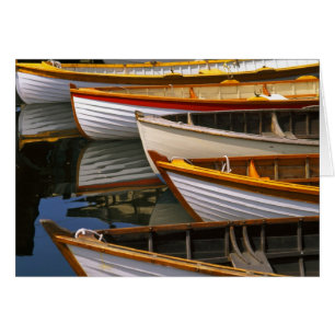 Helle Boote im Zentrum für Holzboote